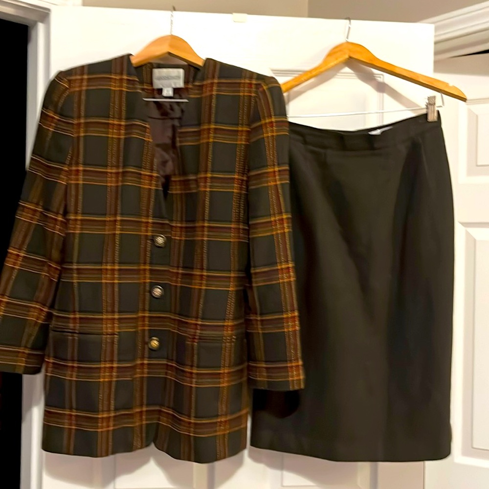 Amanda Smith women’s suit size 8. Olive skirt and plaid jacket. Great condition.